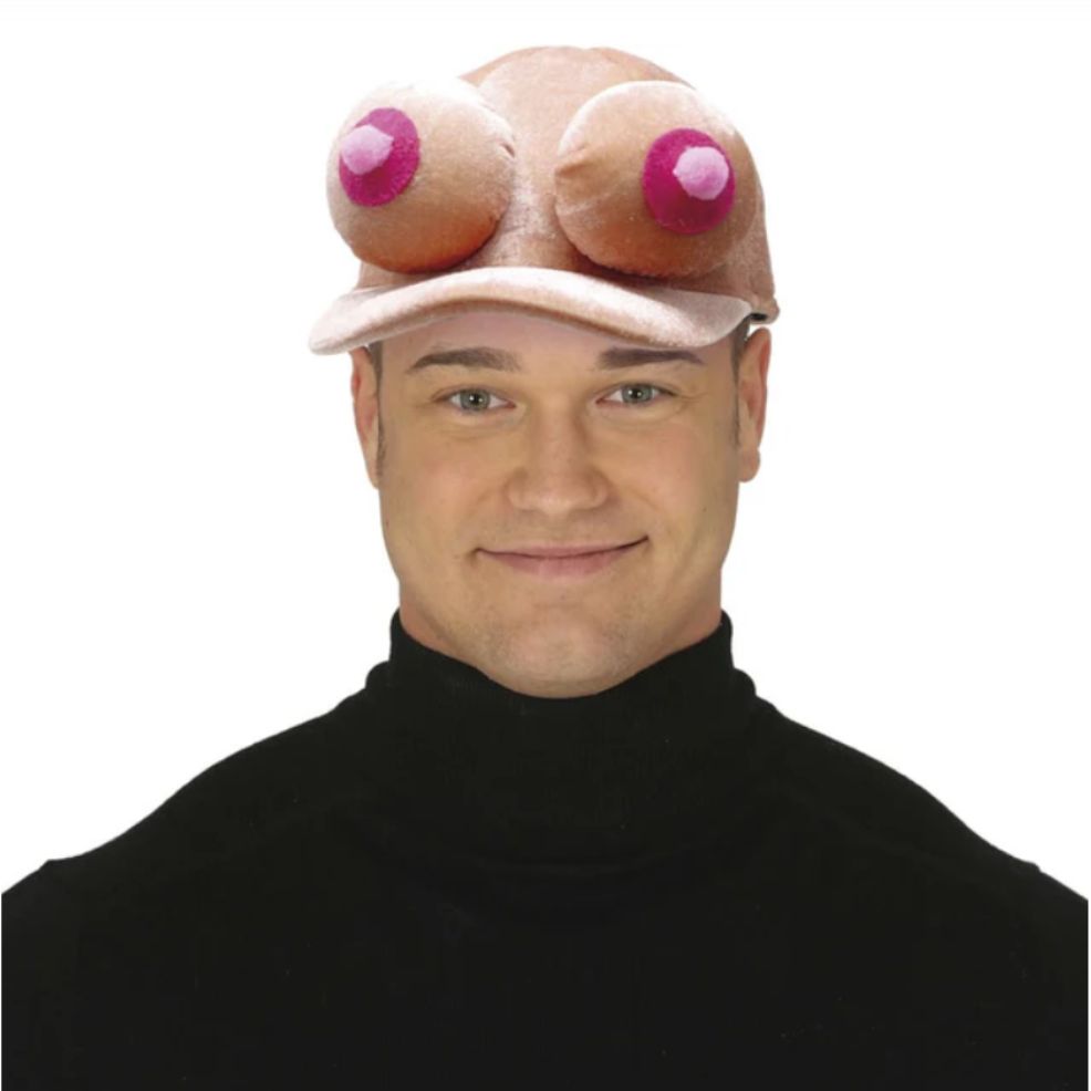 Kappe mit Brüsten