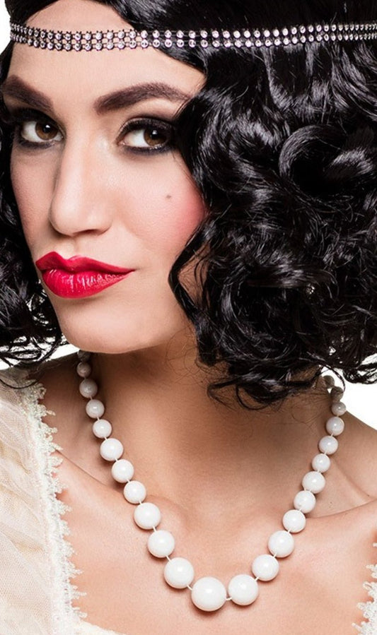 Halskette mit weißen Perlen