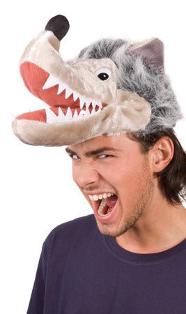 Kappe mit grauem Wolf