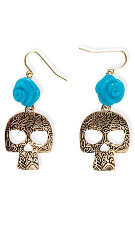 Farbige Ohrringe mit Totenkopf