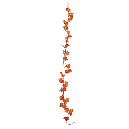Girlande mit orangefarbenen Herbstblättern
