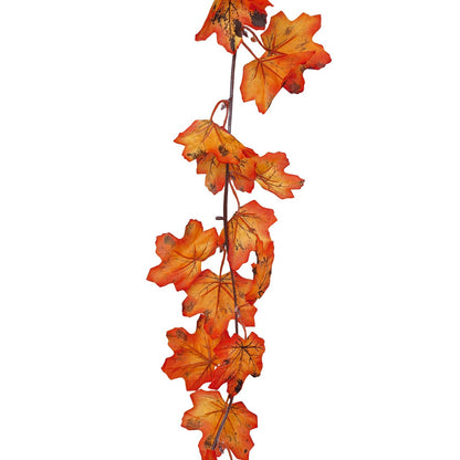 Girlande mit orangefarbenen Herbstblättern